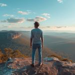 Zašto treba putovati – čovek koji razmišlja dok gleda u daljinu na putovanju